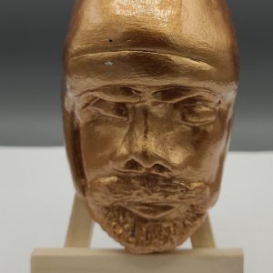 Sculpture tête guerrier en argile sur chevalet